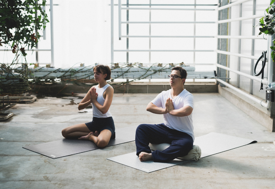 Mann und Frau machen Yoga